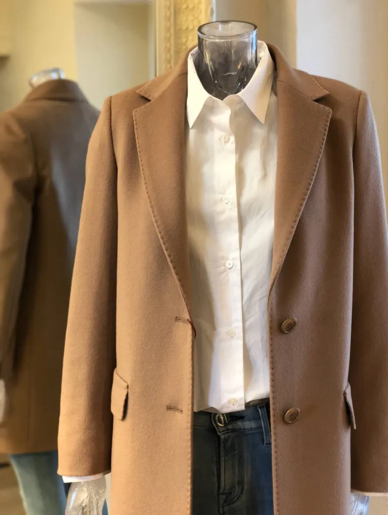 Manteau MaxMara, chemise Lareida, jean Jacob Cohen chez Sacha