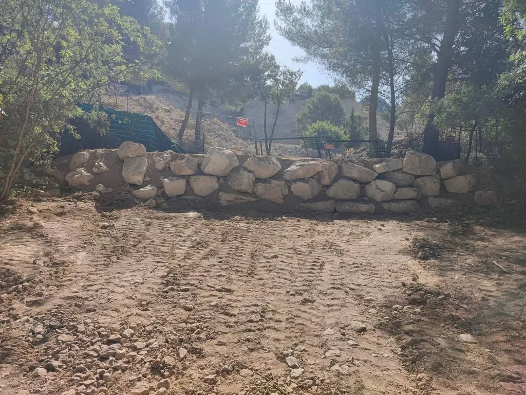 Réalisation d'un enrochement pour lutter contre le ravinement des eaux de pluie à Allauch dans les Bouches du Rhône