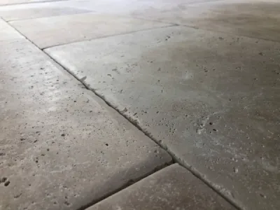 Travertin bombé, vieilli et patiné à la main en France