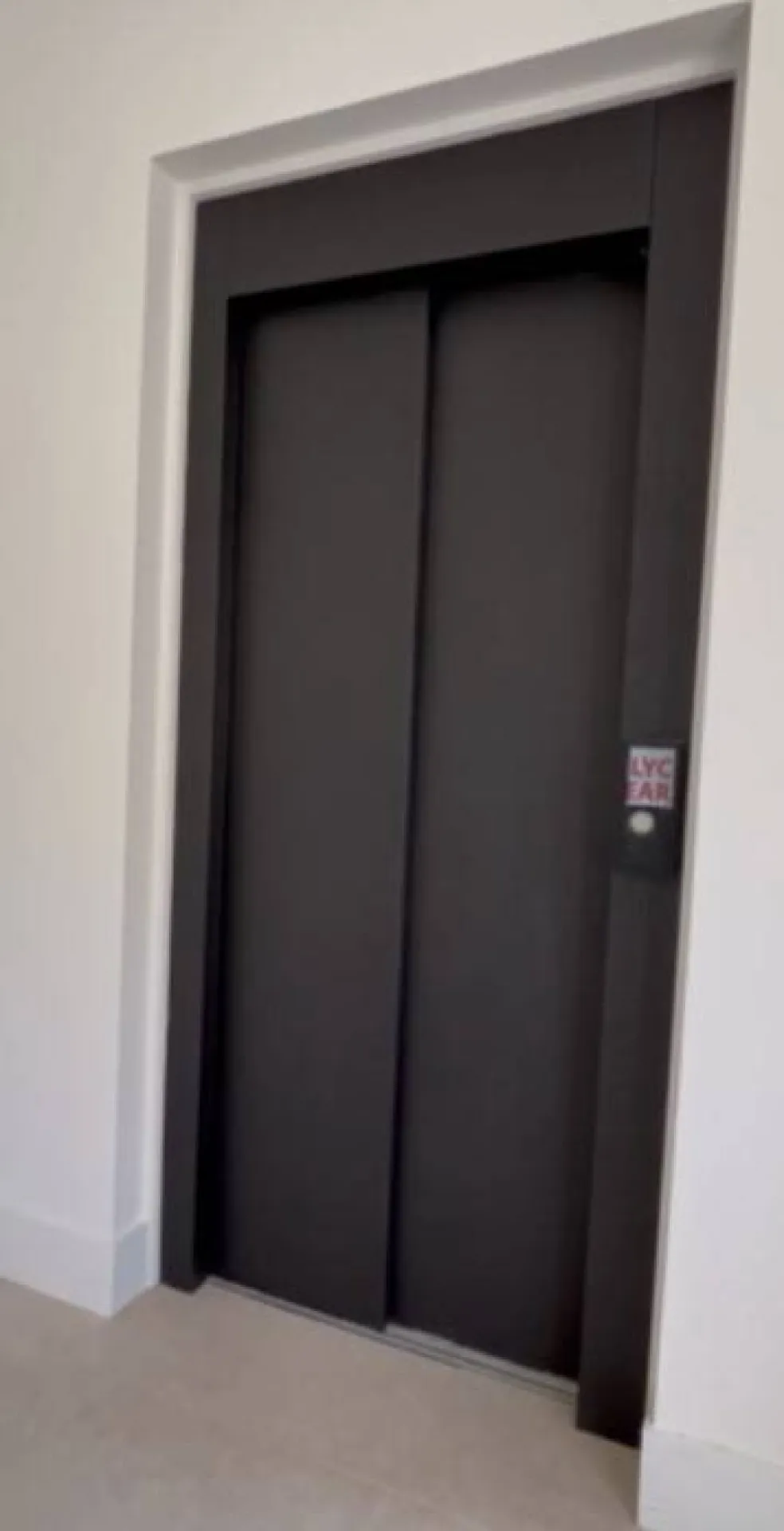 Portes télescopiques RAL noir sablé pour cet élévateur VIMEC ARIA à Cassis près de Marseille Portes télescopiques RAL noir sablé pour cet élévateur VIMEC ARIA à Cassis près de Marseille