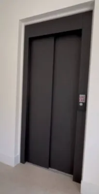 Portes télescopiques RAL noir sablé pour cet élévateur VIMEC ARIA à Cassis près de Marseille