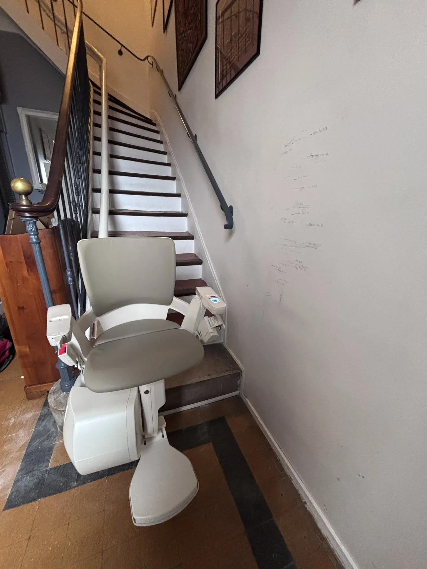 Fauteuil monte-escalier OTOLIFT Smart avec pivot motorisé prêt à servir à Marseille