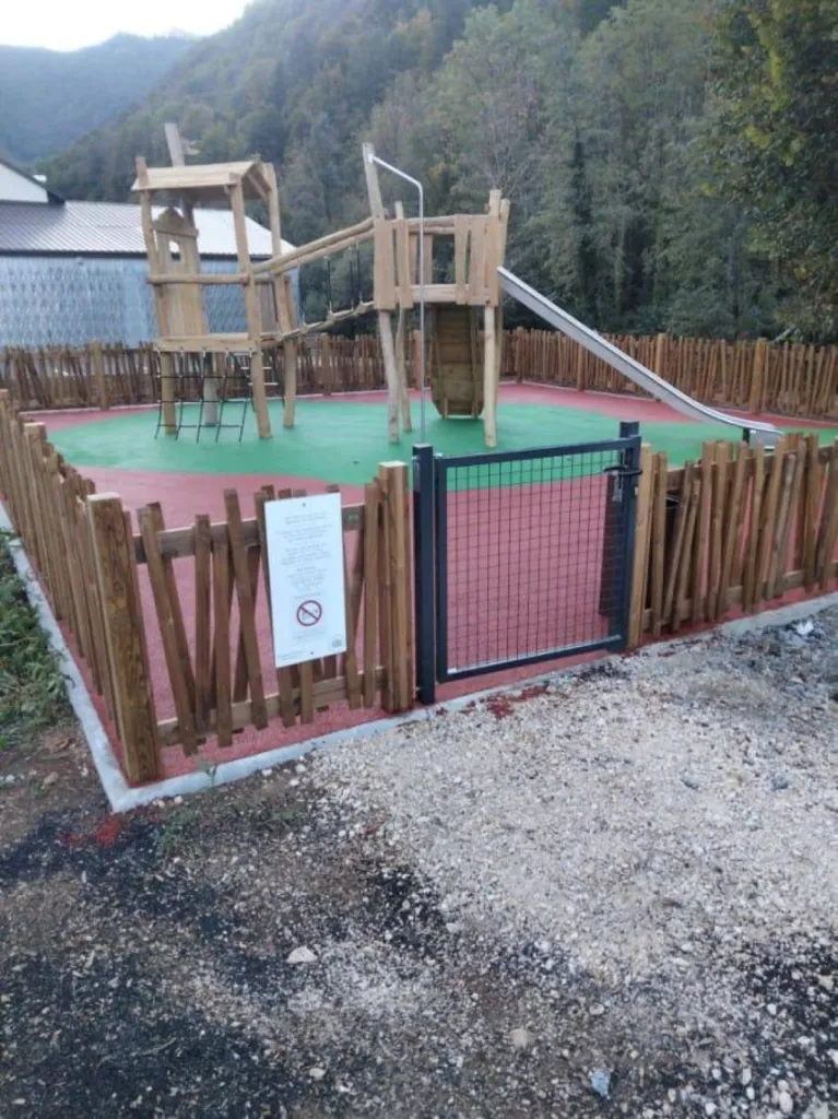 Espace de jeux en bois naturel près de Bourg en Bresse