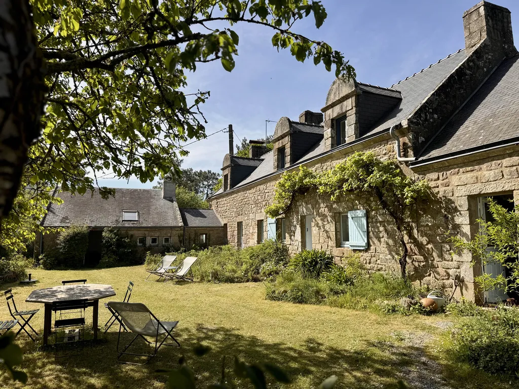 2620 - Longère en pierre dans un hameau