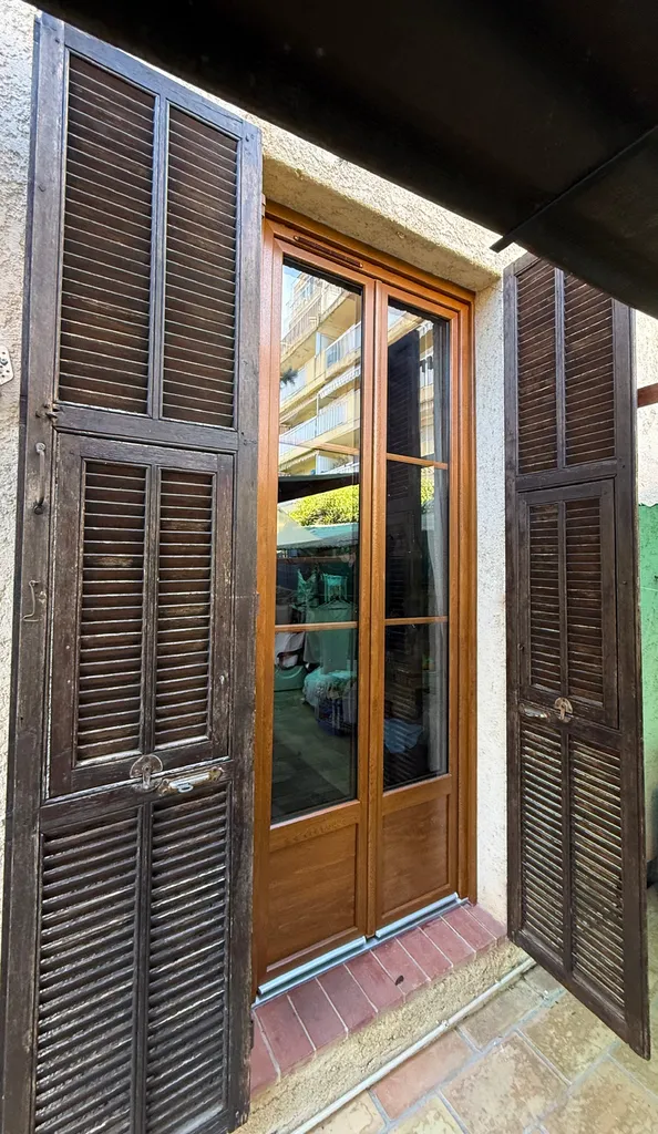 Détail de la menuiserie en PVC chêne doré avec double vitrage isolant à Nice 06