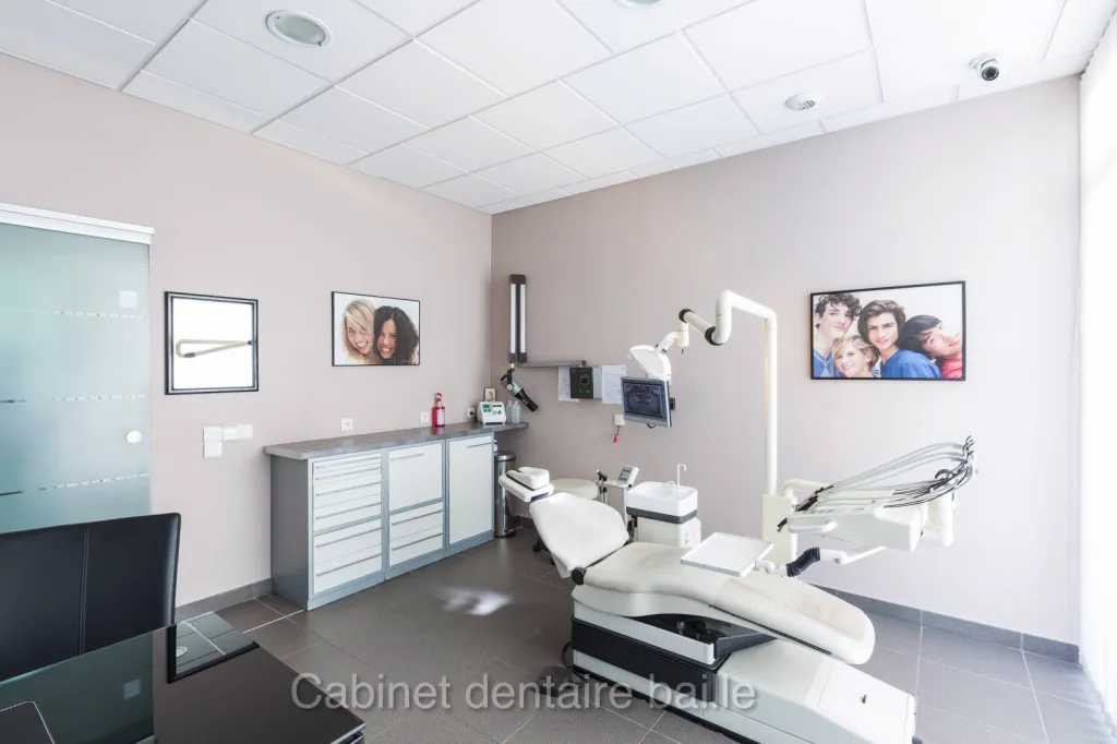 Cabinet dentaire avec accès handicapé Marseille 13005.Dr TOURROLIER Didier.