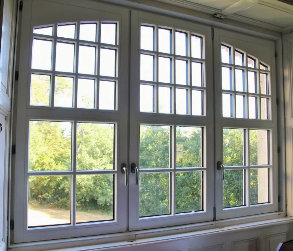 Fenêtre en bois sur mesure avec performance thermique et acoustique