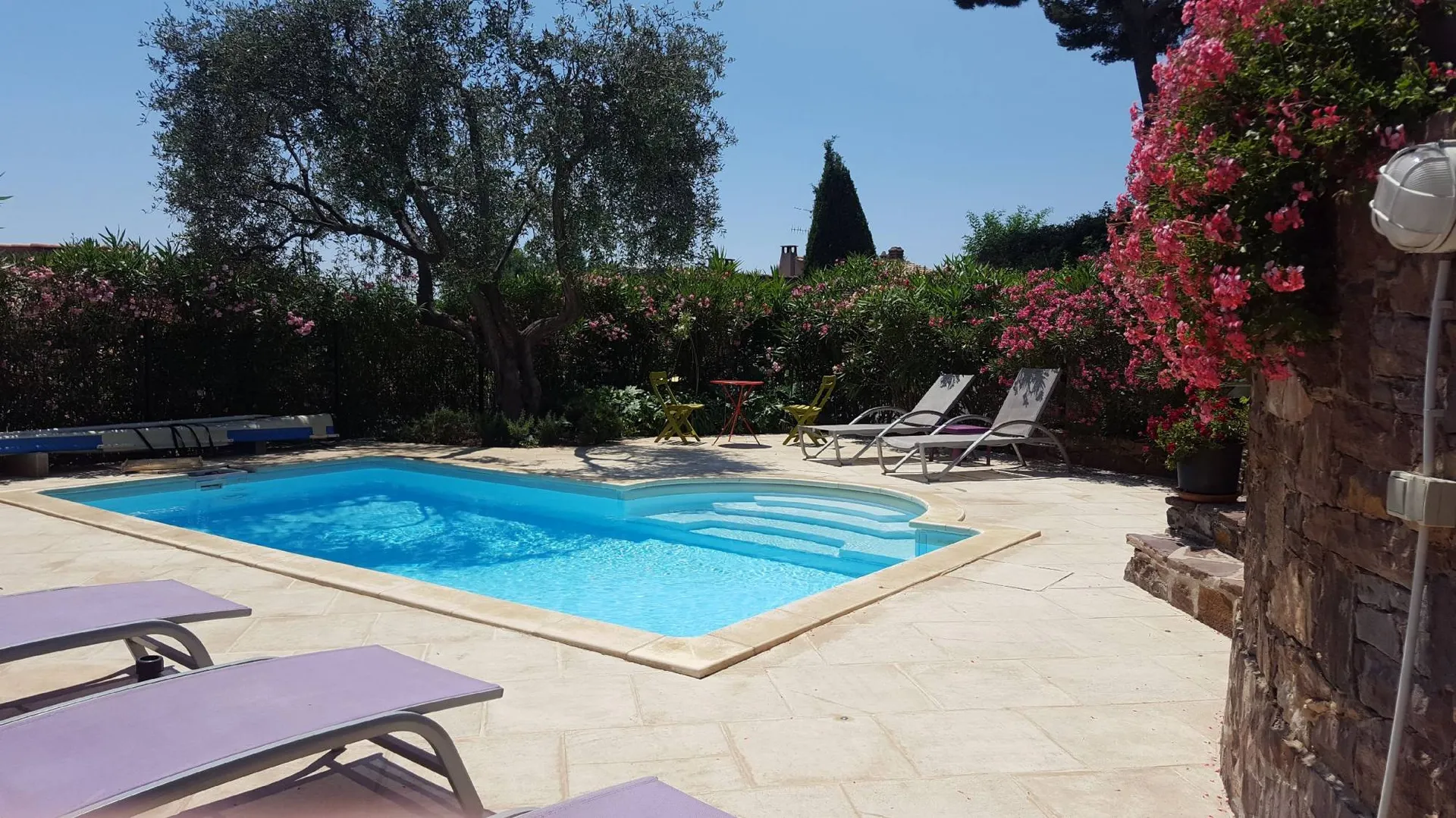 Cassis au calme absolu, maison dans clos privé avec piscine, parkings et très belle vue sur la baie