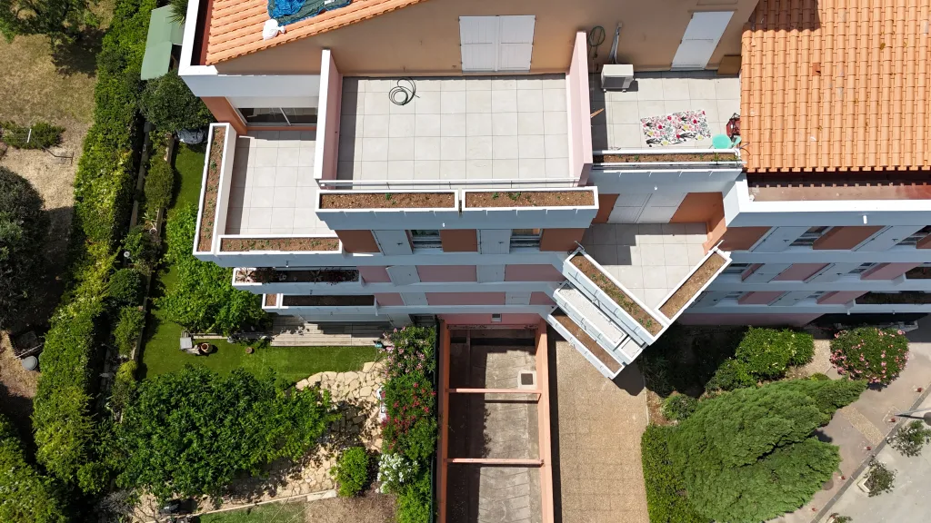 Étanchéité des terrasses accessibles (280 m²) : dépose de l’ancien complexe, pose d’un nouveau complexe bicouche avec protection par dalles sur plots, traitement des relevés, seuils et pénétrations techniques.