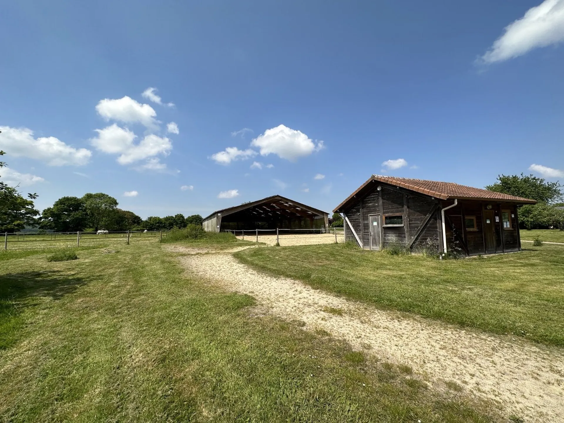 Centre équestre au coeur de la Normandie avec 20 boxes et une habitation de 150m² sur environ 6 hectares de terrain, 76.