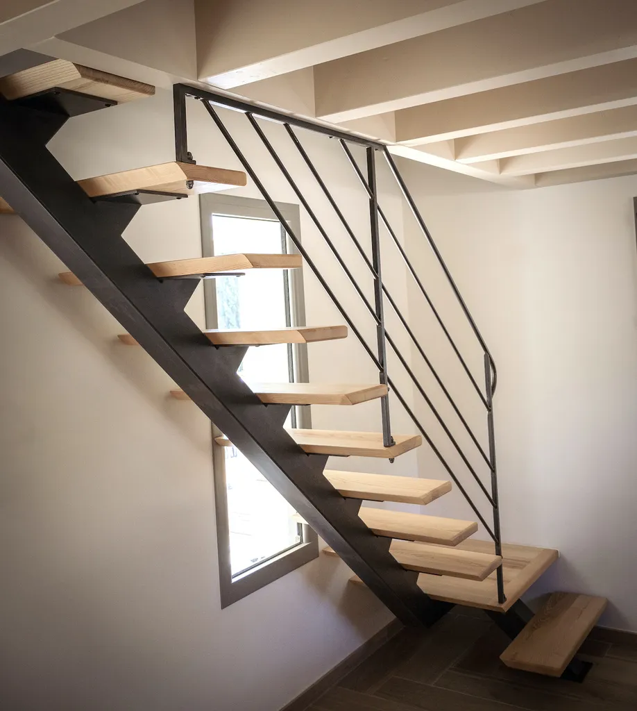 Création d’un escalier sur mesure en bois et fer à limon central pour intérieur en Sud Ardèche