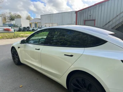 Vitres teintées et protection thermique sur tesla model 3 Performance livré au Tesla center de Rennes