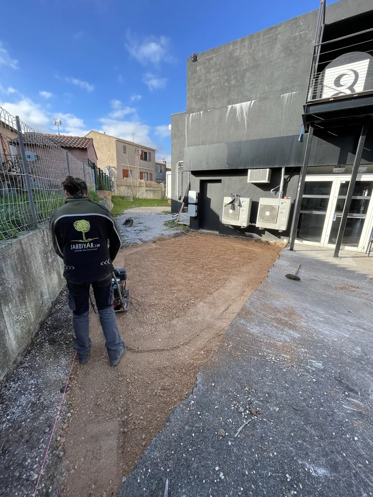 Pose de dalles BétoGreen pour stabilisation écologique et aménagement de parking végétalisé à La Valette-du-Var