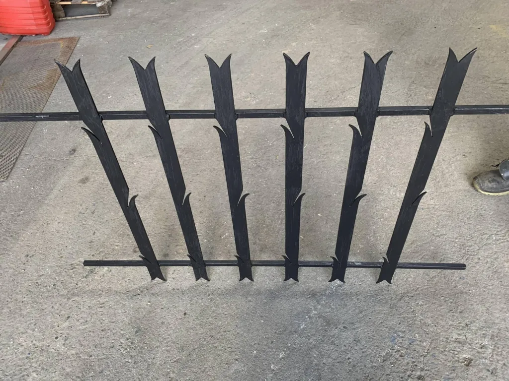 FABRICATION GRILLE EN FER FORGE SUR MESURE AVEC BARREAUX EN FORME D'EPIS  A MARTIGUES DANS LA REGION PACA 13
