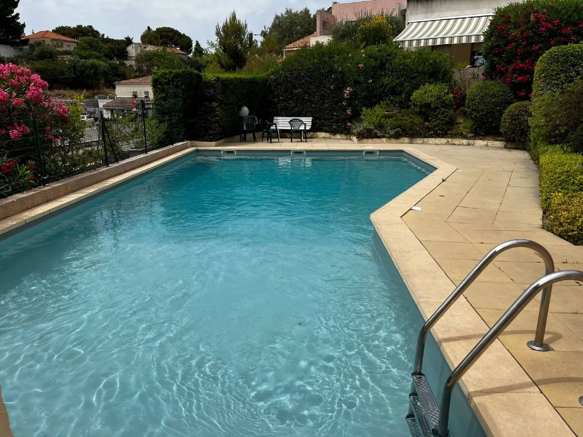 A vendre appartement T2 Cassis  avec terrasse et jardin dans résidence sécurisée avec piscine