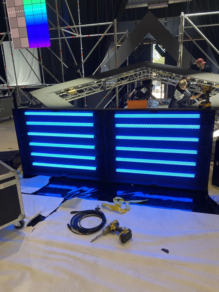 Montage et dépose de décor en médium MDF avec claustras en sapin pour le plateau du ZEVENT