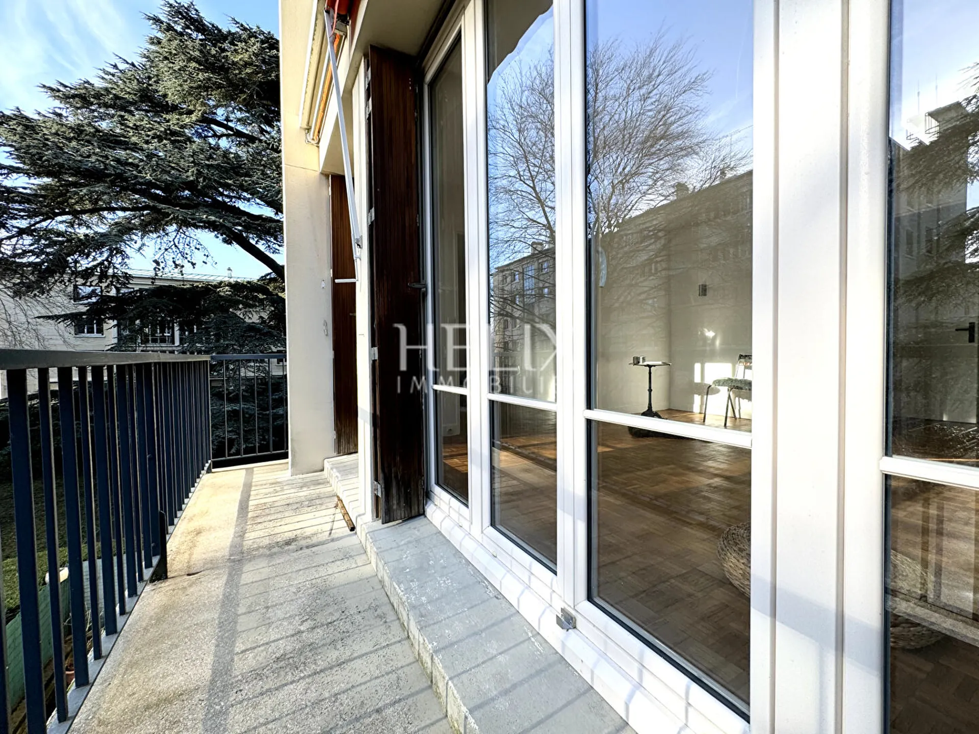 A vendre appartement avec balcon de 87,53 M² à Saint Germain en Laye, il se situe au 1er étage avec ascenseur, une triple exposition, le calme absolu, lumineux et ensoleillé.