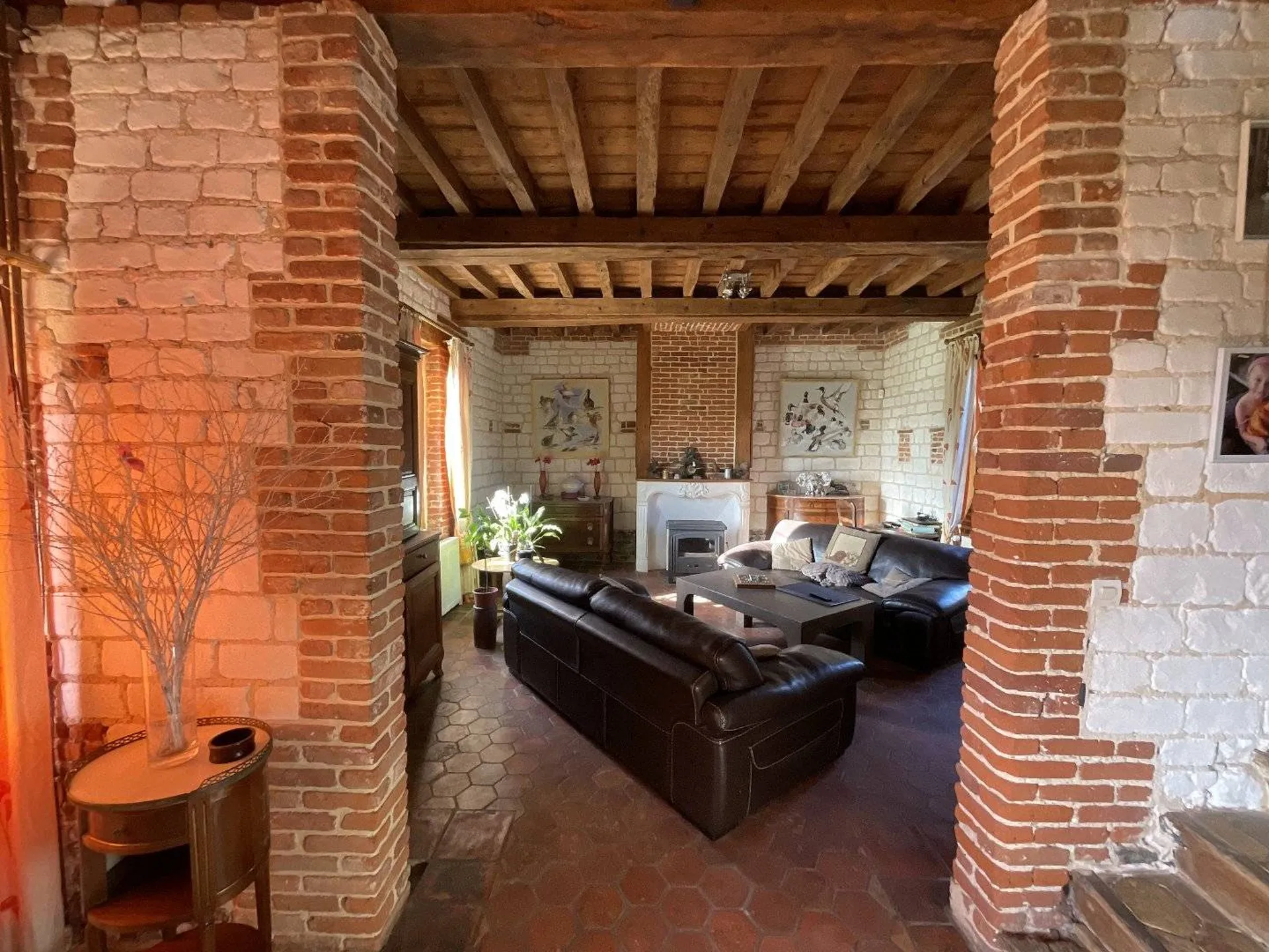 A vendre maison de 133.68 m² en briques et silex du 17ème siècle, édifiée sur un terrain arboré d'environ 4 200m².