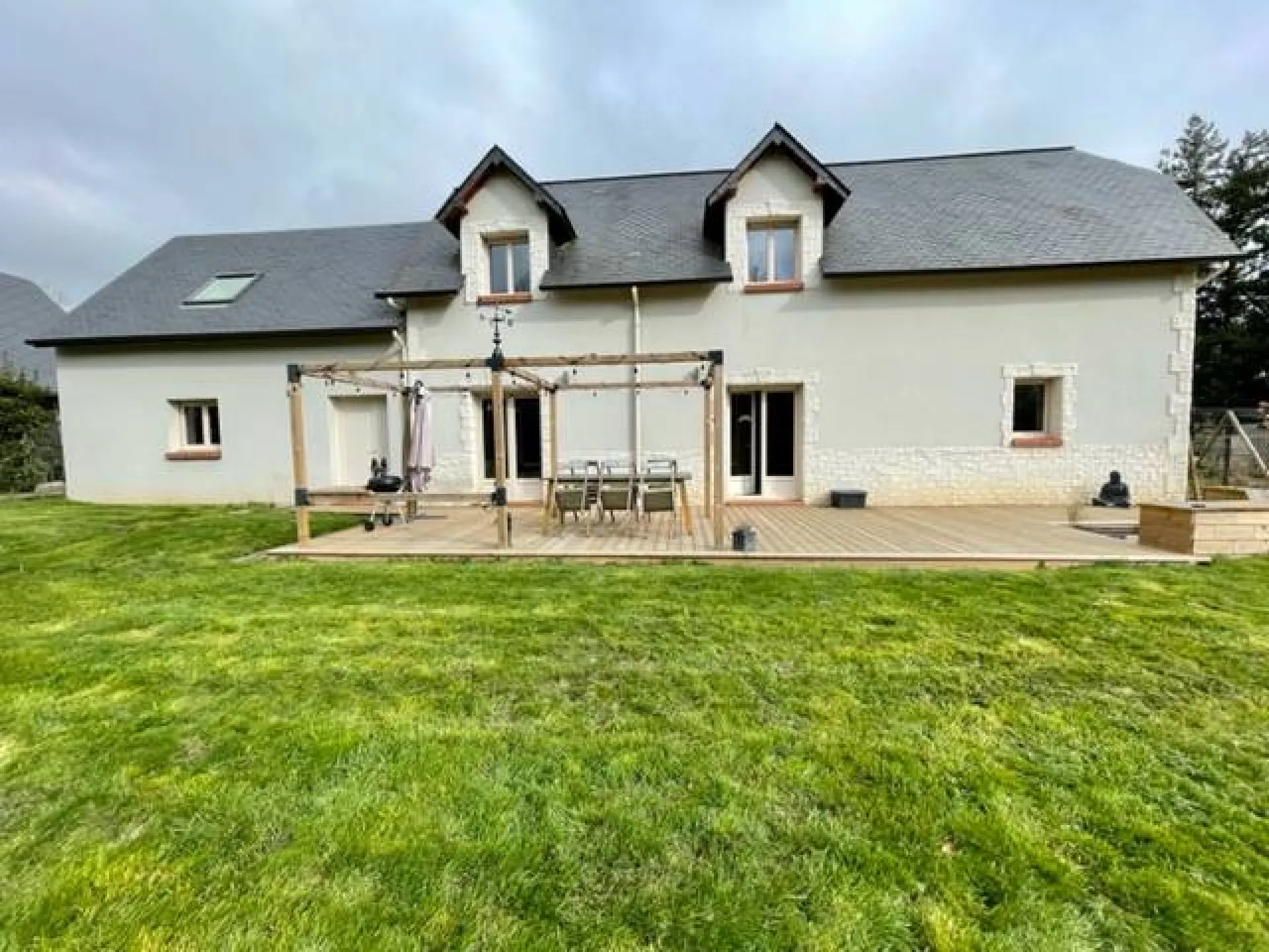 EXCLUSIVITÉ magnifique maison de 162 m² habitable édifiée sur un terrain de 1100 m² sur la commune de LA SAUSSAYE 27370