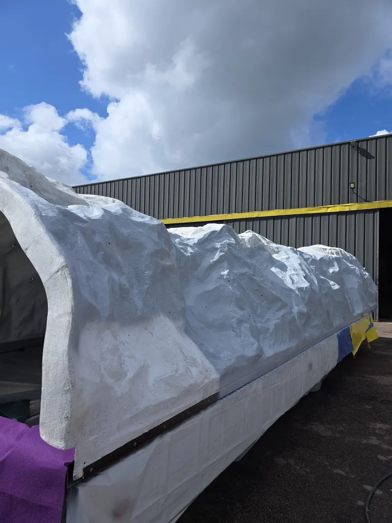 Préparation de la surface en polyester du mur d'escalade mobile en vue de l'application d'une nouvelle peinture, cette semaine 3 couches d'apprêt époxy a posé.