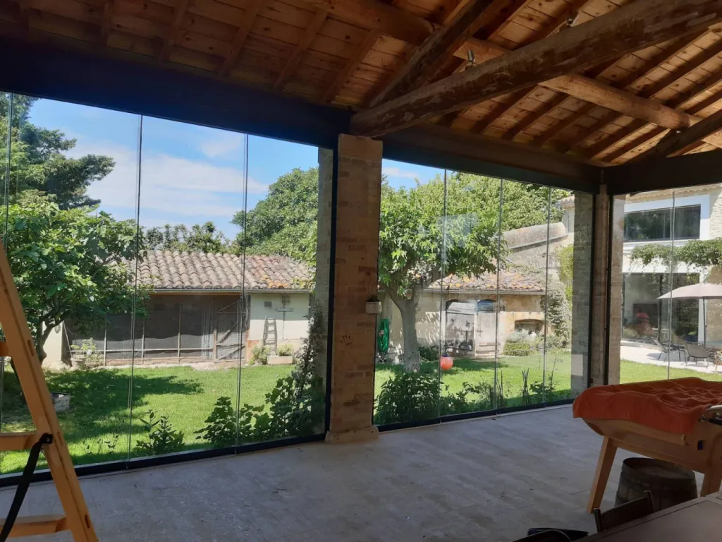 Installation de rideau de verre dans un pool house