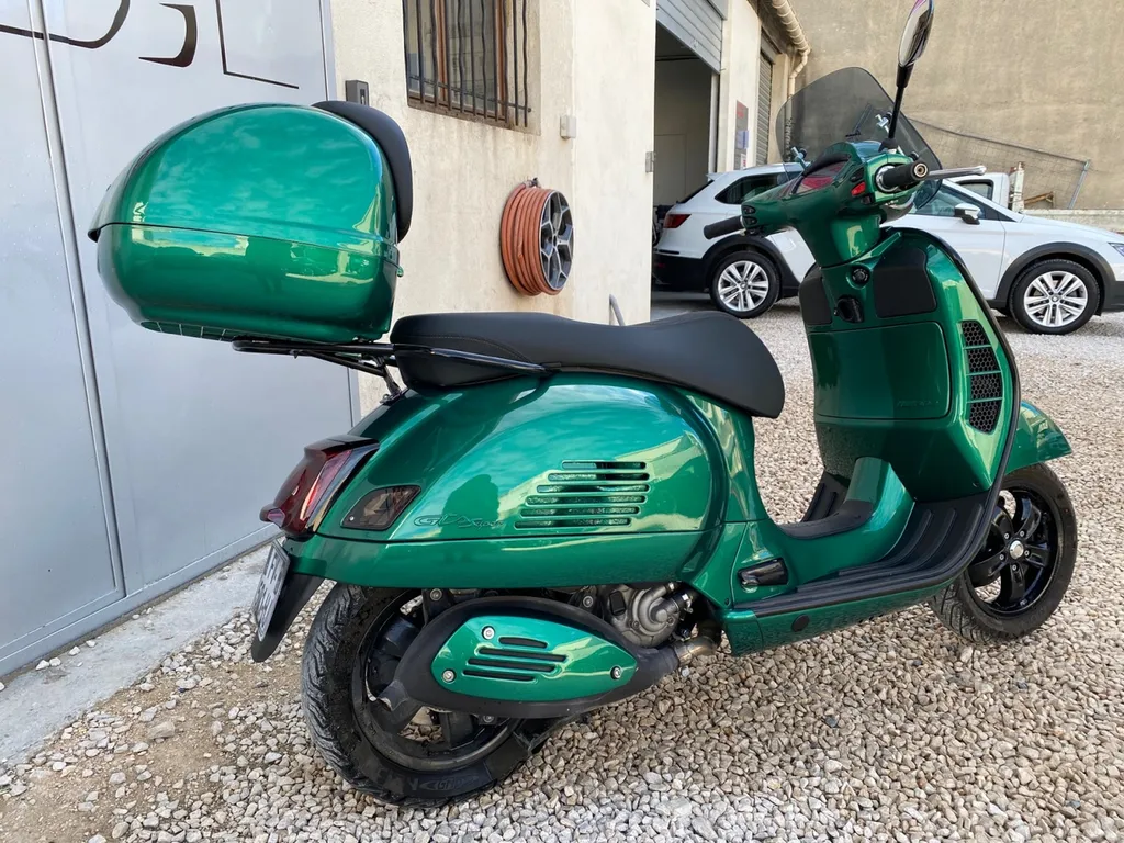 Personnalisation de scooter: Peinture sur Vespa GTS Super 300 chez Platinum Carrosserie à Carnoux