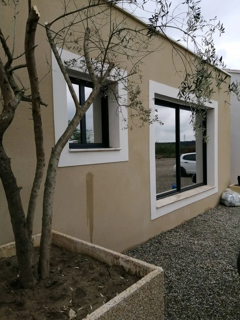 Accentuez l'intimité de vos bureaux avec la pose de films occultants. CARROS 06.