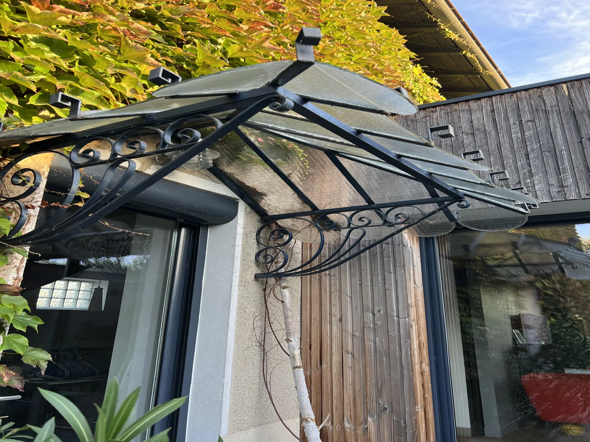 Réparation d’une marquise en acier et verre suite à un orage de grêle