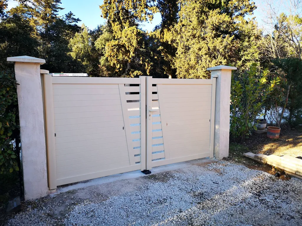 Portail en aluminium à Gargas