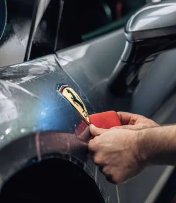 Une supercar comme la Ferrari 296 GTS mérite le meilleur : un film de protection PPF XPEL intégral pour conserver sa beauté et sa valeur au fil du temps.