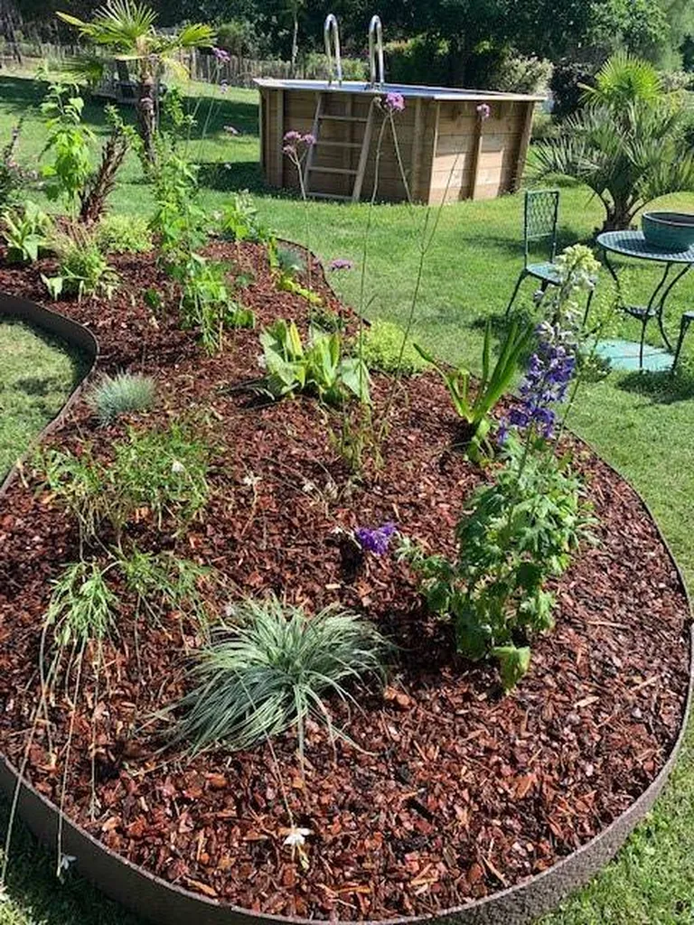 Plantation d'un massif végétal esthétique dans votre jardin de Parentis-en-Born