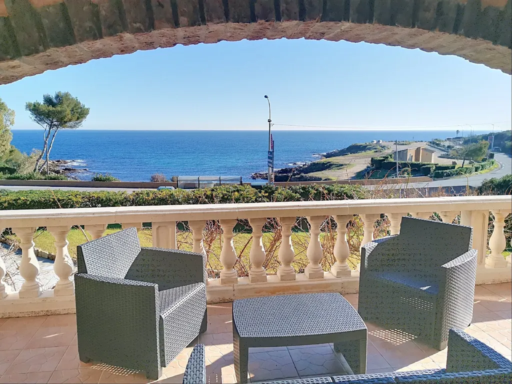 Villa vue mer et accès mer au fort potentiel avec piscine aux Issambres