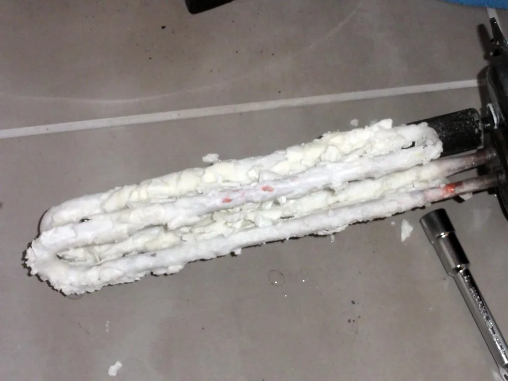 Accumulation de calcaire sur une résistance de ballon d’eau chaude entraînant une surconsommation d’énergie et une baisse de performance