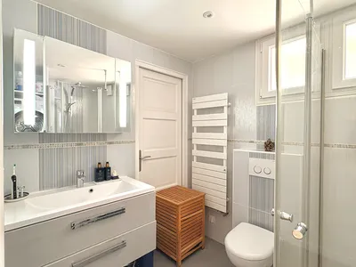 Une salle de bain, entièrement rénovée https://www.heliximmobilier.com/details-a+vendre+maison+bien+agencee+avec+5+chambres+a+maisons-laffitte+dans+un+quartier+recherche-2189 à Maisons-Laffitte en vente chez Helix Immobilier