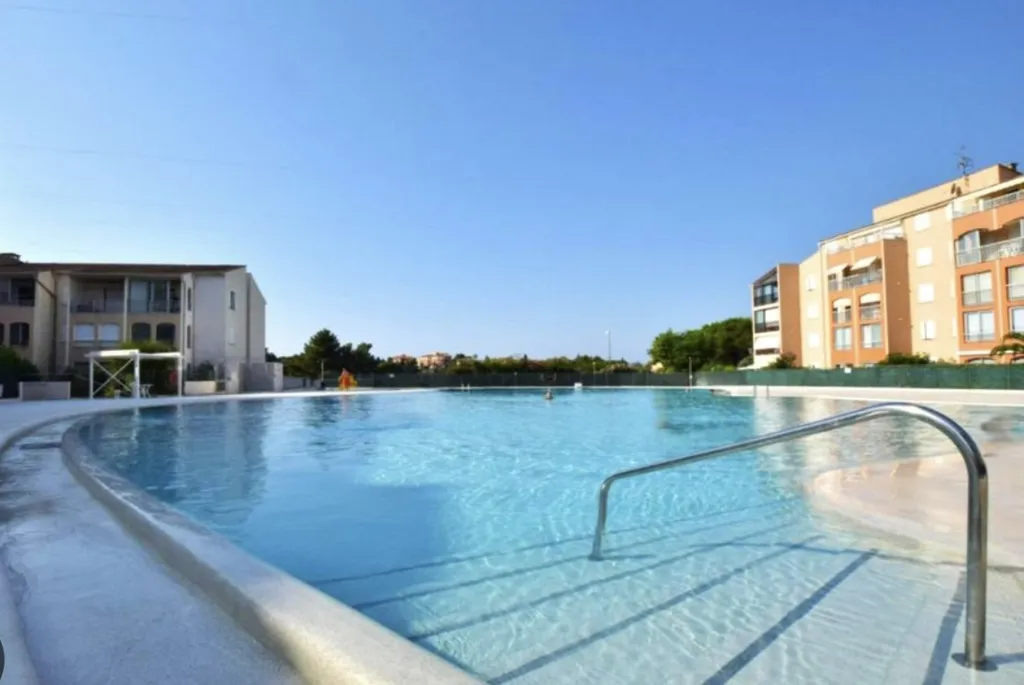 Charmant T2 Rénové à Fréjus : Calme, Tennis et Piscine Olympique