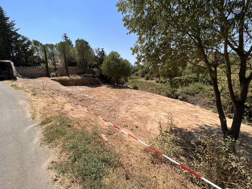 Terrassement d'un terrain pour construction d'une maison à Gordes avec aménagement des abords