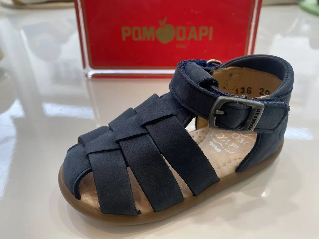 sandale marine pour enfants près de Lugon