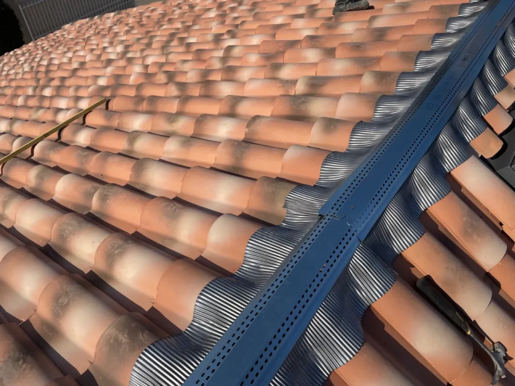 pose du closoir en faitage sur chateauneuf les martiues