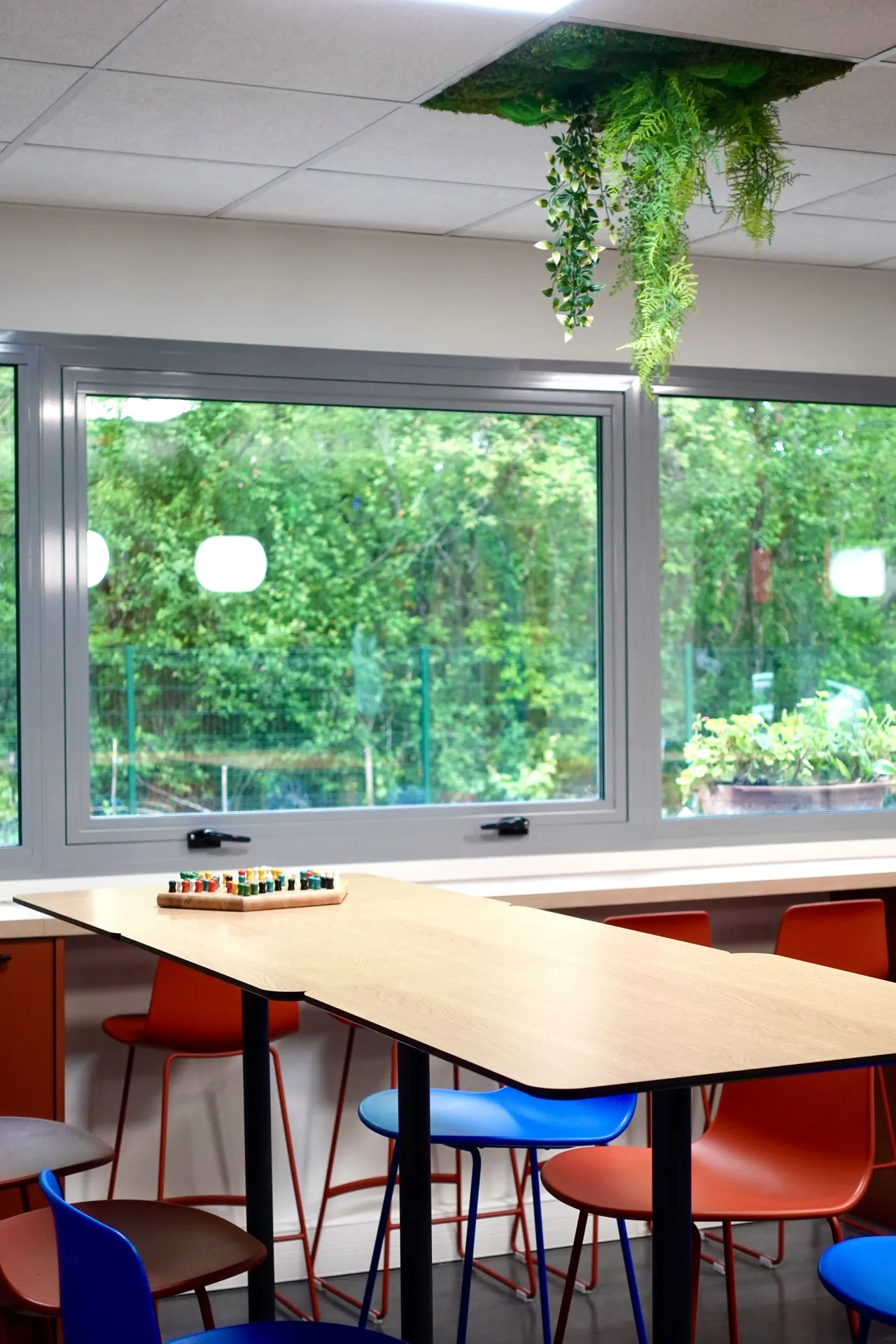 Ambiance cosy et tendance dans un séjour lumineux à Le Bouscat, par l'Atelier D, architecte d'intérieur à Bordeaux