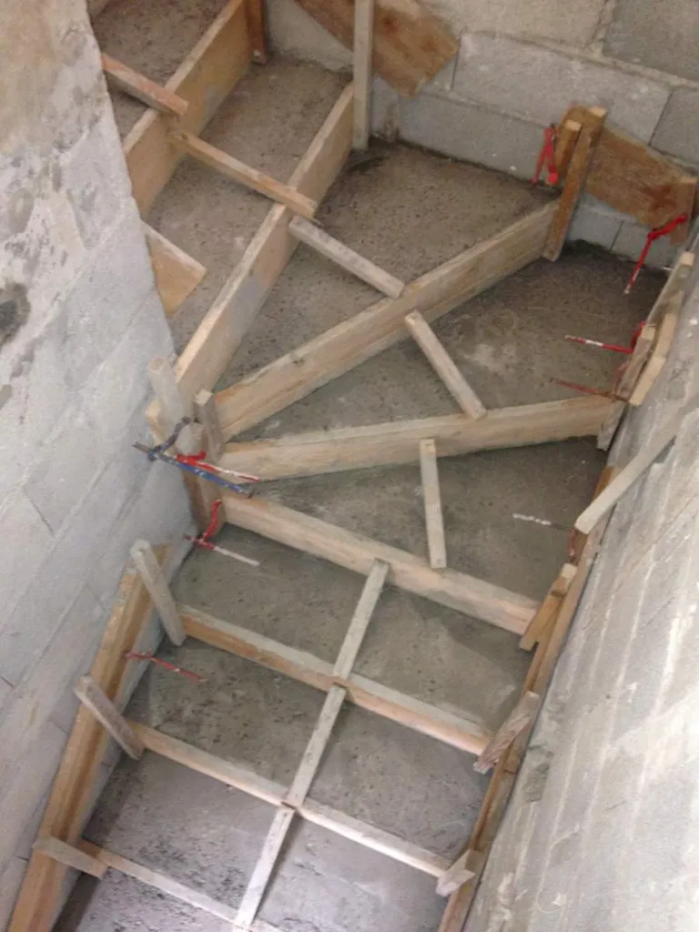 Réalisation d'un escalier en béton armé à Salon de Provence (13300)-le béton a été coulé