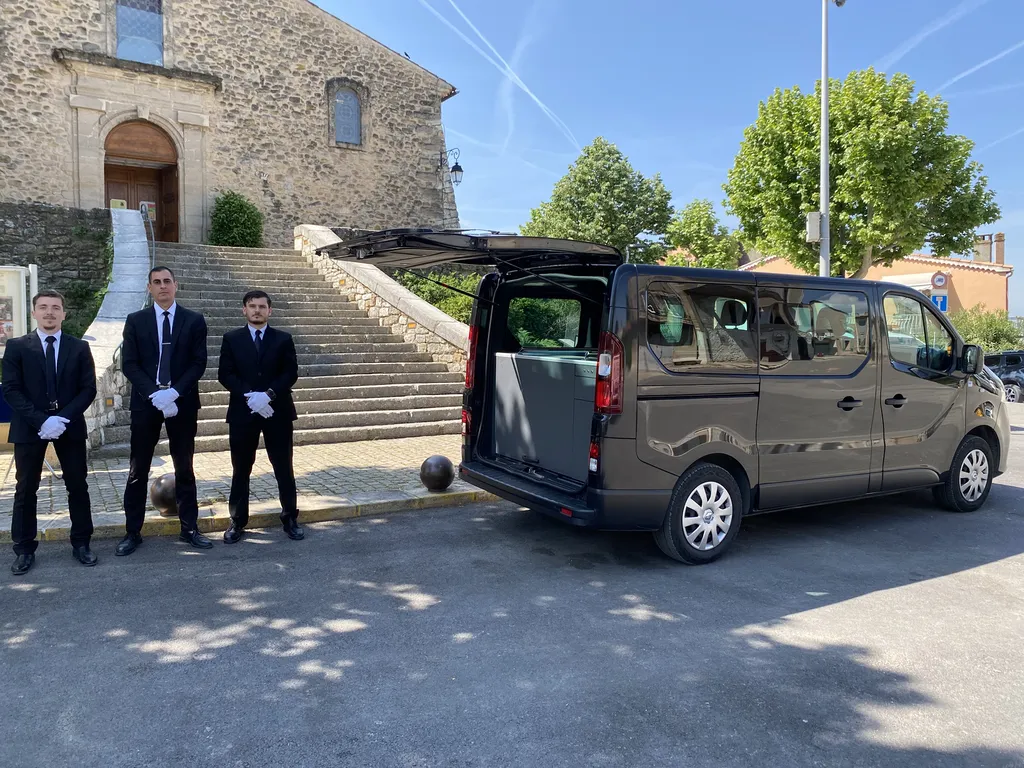 Commander un transport de cercueil avant ou après mise en bière à Marseille 13003 proche du 13005 toutes distances