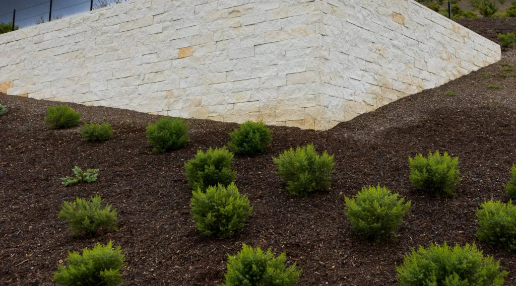 Création d'un jardin en pente moderne à Apt dans le Lubéron