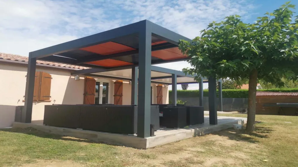 Installation de double auvent bioclimatique motorisé avec stores et garde-corps à Saint-Étienne-de-Tulmont pour terrasse design