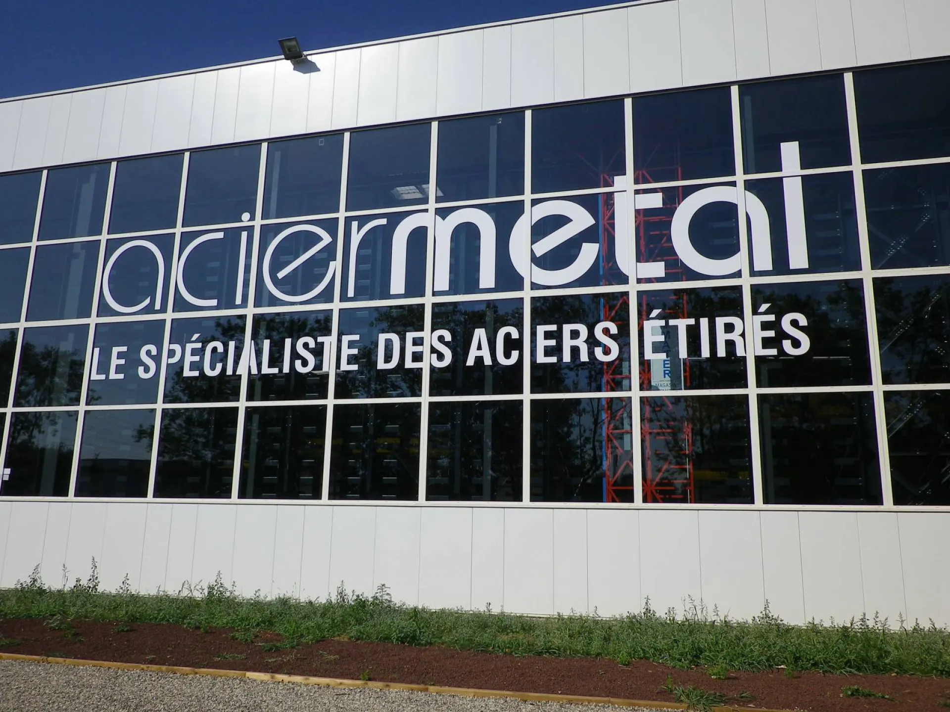 Pose d'une enseigne adhésive sur vitre à Lyon et partout en France