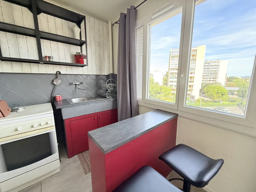 Studio rénové meublé avec vue dégagée et jardin arboré à Toulon Est proche La Valette du Var résidence sécurisée investissement locatif rentable
