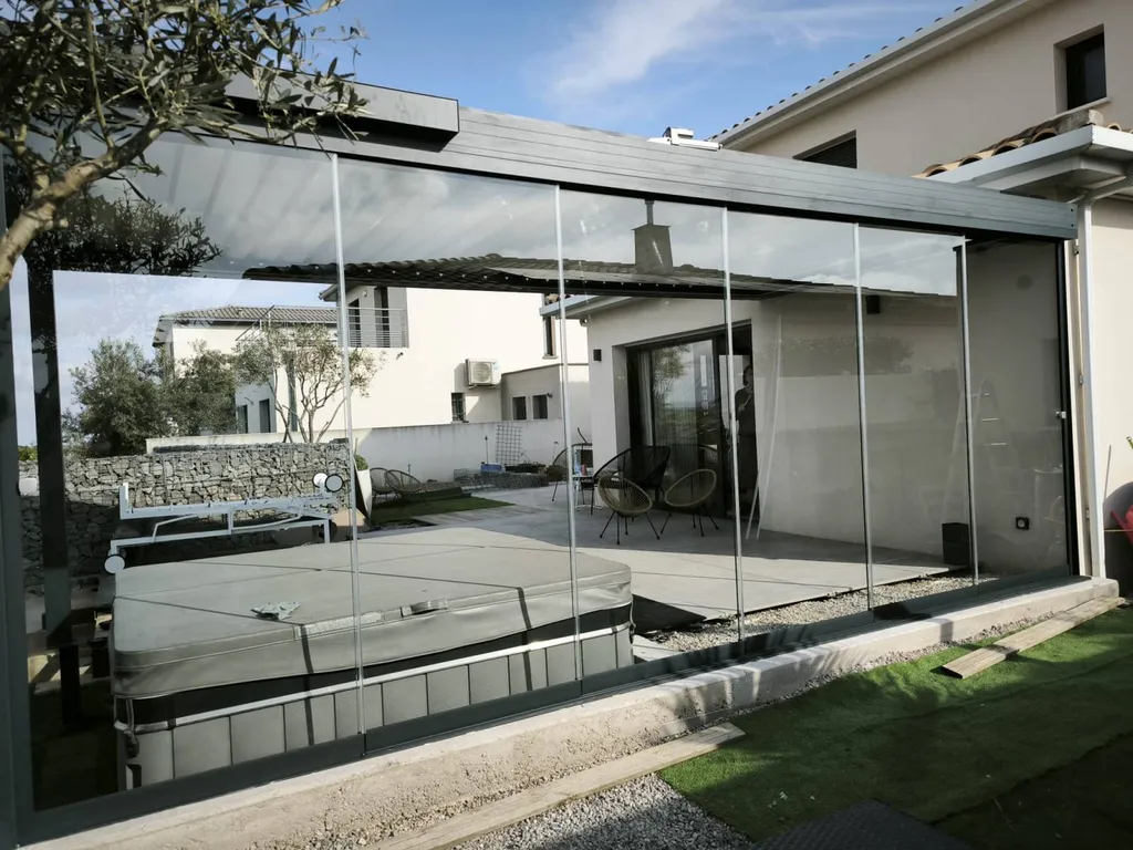 Installation d'un mur de verre sur mesure sur la commune de Nîmes dans le Gard