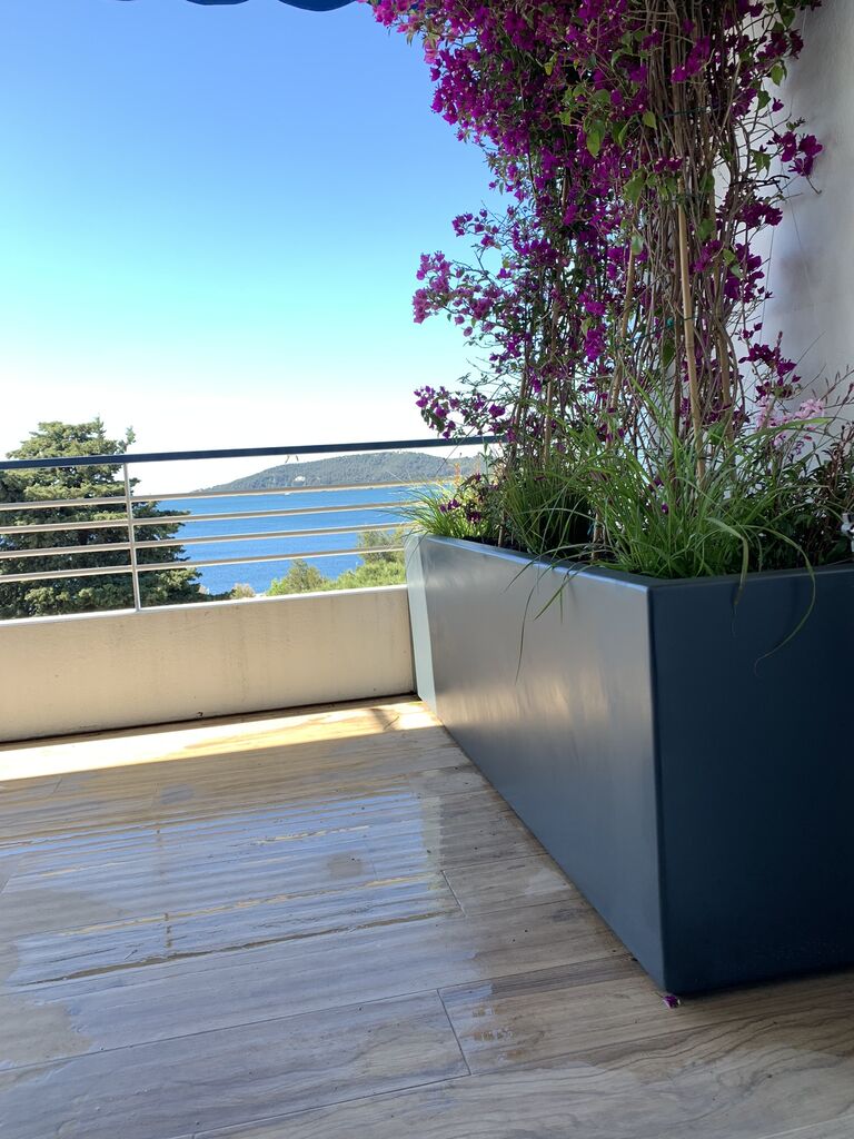 Installation de jardinières design et plantation de bougainvilliers grimpants pour terrasse avec vue mer à Toulon