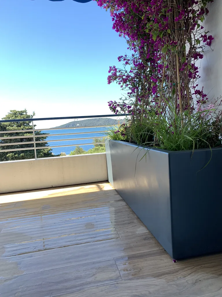 Installation de jardinières design et plantation de bougainvilliers grimpants pour terrasse avec vue mer à Toulon