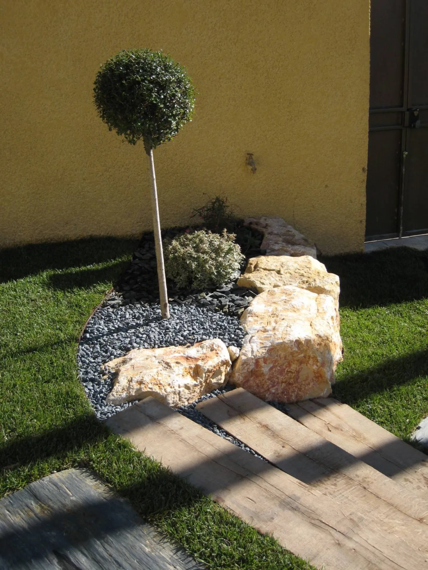 Aménagement d’une cour intérieur en pente et d'un jardin contemporain à Rognac Aménagement d’une cour intérieur en pente et d'un jardin contemporain à Rognac