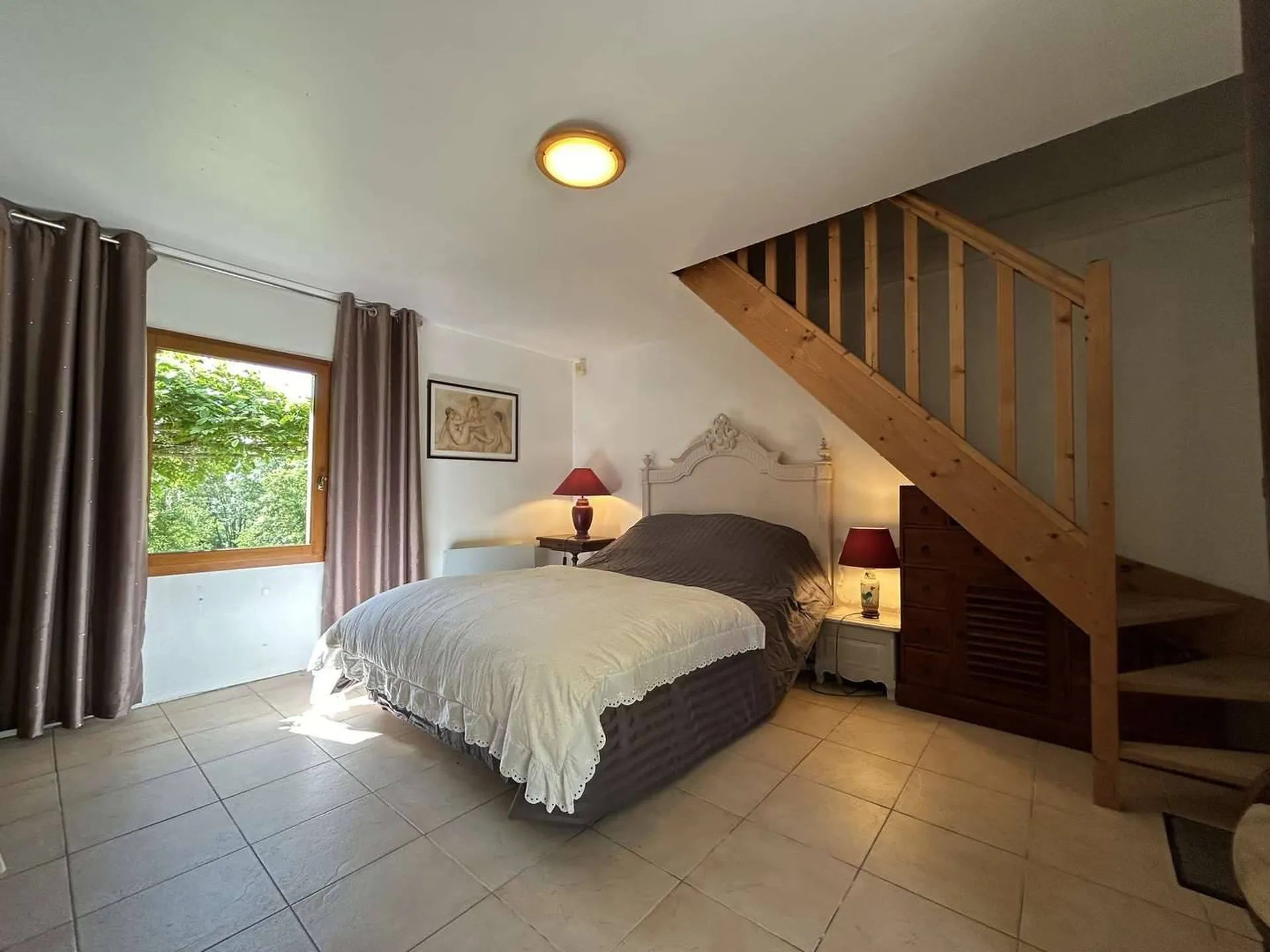 À vendre : Propriété de rêve avec entrée bordée de verdure, située à Neufchâtel en Bray, offrant tranquillité et beauté naturelle dans un cadre bucolique.